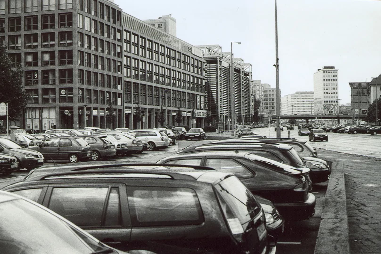 Investir dans une place de parking : pourquoi l’emplacement est déterminant