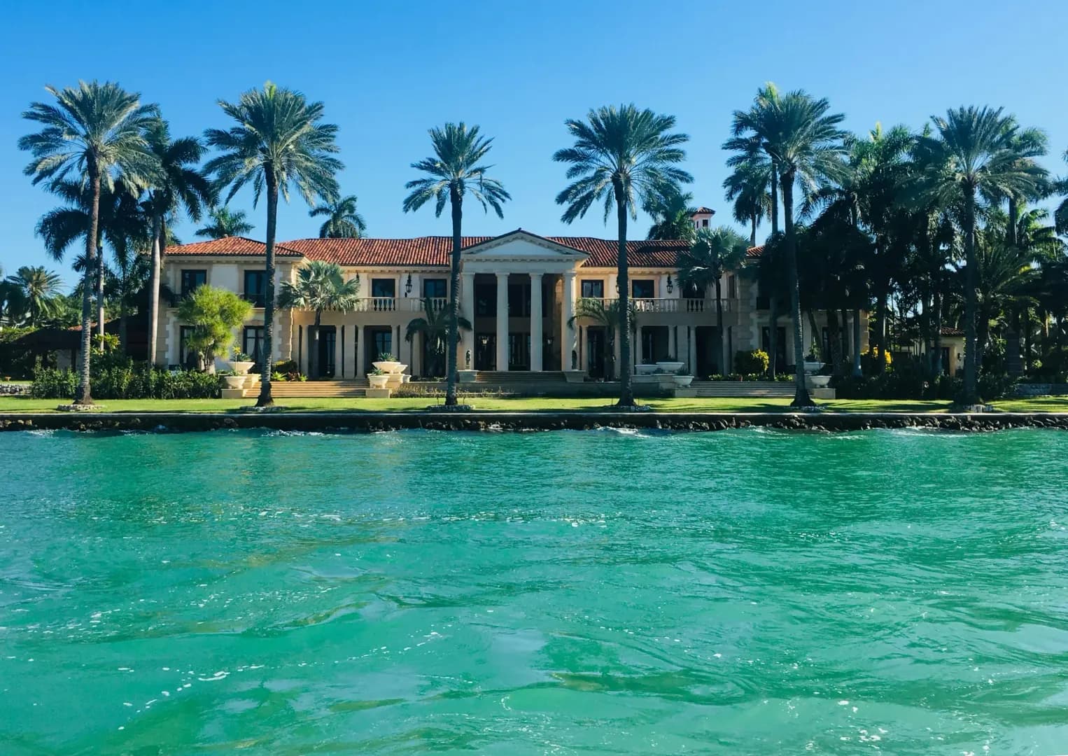 Immobilier de luxe à Palm Beach : villas détruites et fortunes visibles d’une élite exclusive