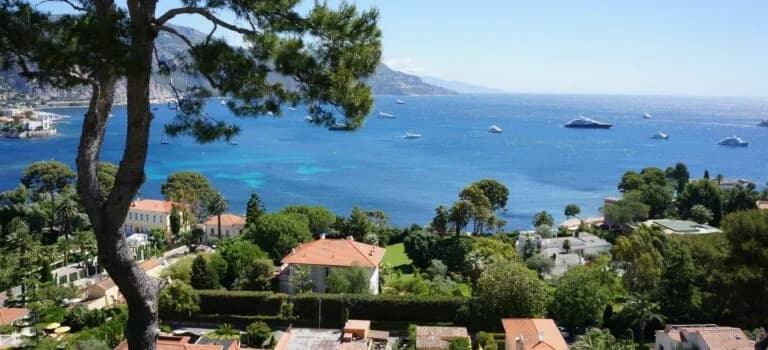 Prix immobilier neuf en bord de mer en 2026 : combien coûte un appartement trois-pièces ?