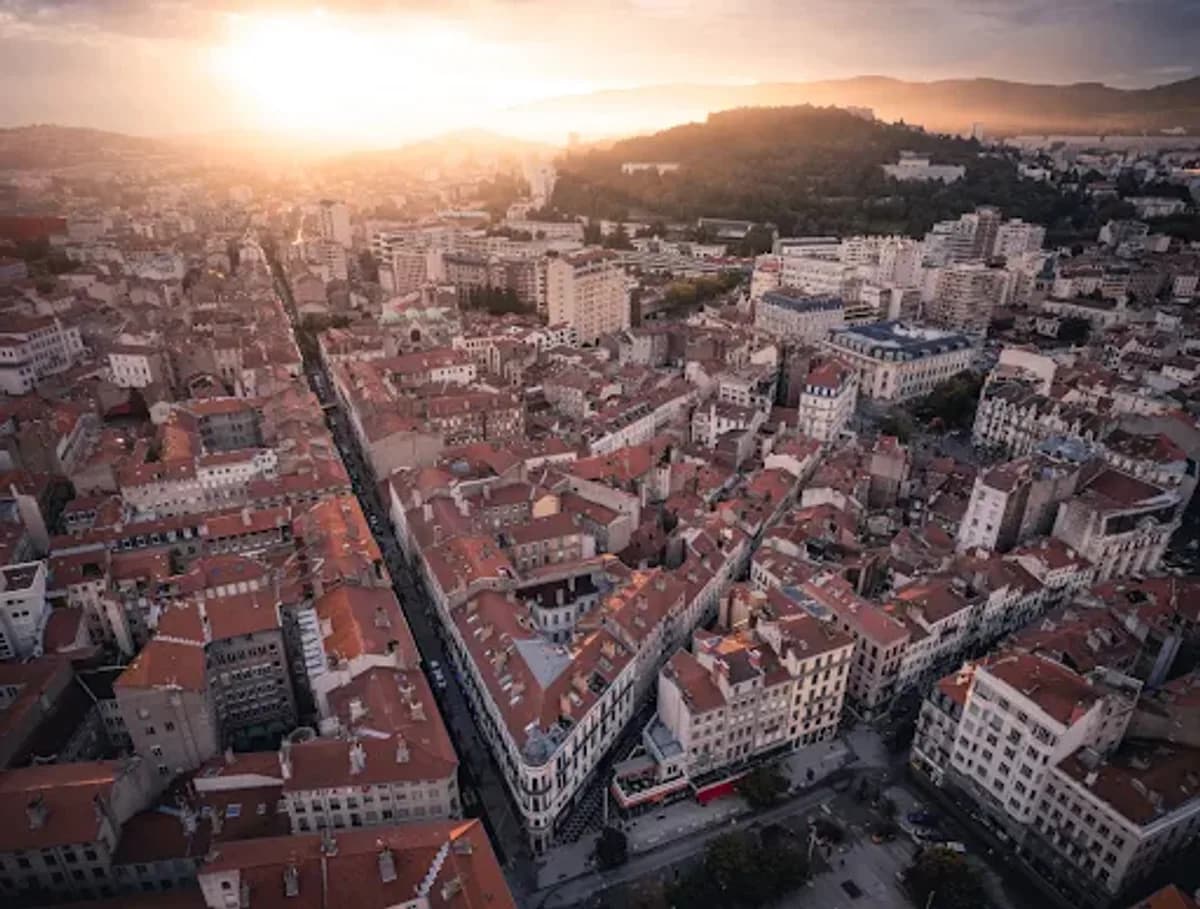 Quelles sont les bonnes raisons d’investir dans un immeuble de rapport à Saint-Étienne ?